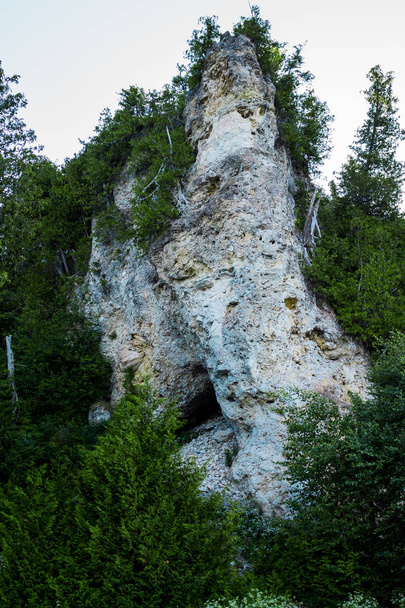 Geologic formation of Archs rock on Mackinac Island Michigan - Fotoğraf, Görsel