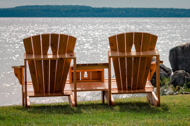 Cadeiras de praia ao ar livre com vista para a Ilha Mackinac em Michigan
 - Foto, Imagem