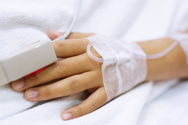 yakın insanlar hastane koğuşunda yatakta hasta bir hastanın eline odaklanmak. sağlık ve tıbbi. hat tuzlu ve Nabız dedektörü Kan oksijen ölçer insanlar parmak. üst görünüm - Fotoğraf, Görsel