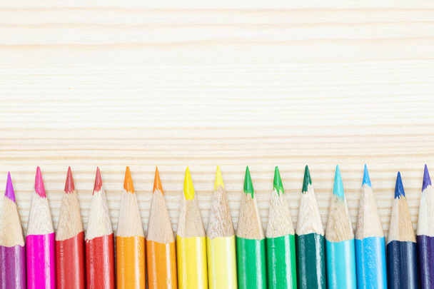 机の上に木製の机の上に置かれた色鉛筆のパイル鉛筆先端のペン先をクローズアップ。学校の概念に戻るアイデア教育。テキストのコピー領域を空のままにする. - 写真・画像