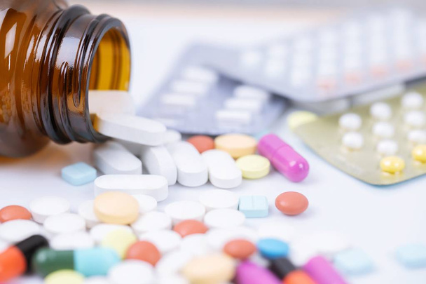 Close-up macro pil morsen uit verstoord. kleurrijke pillen capsule op oppervlakte tabletten op een tafel houten achtergrond. drug Medical Healthcare concept - Foto, afbeelding