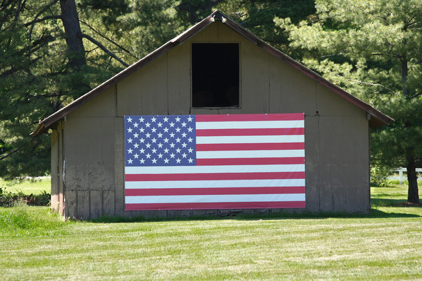 大きい米国旗を持つ古い納屋 - 写真・画像