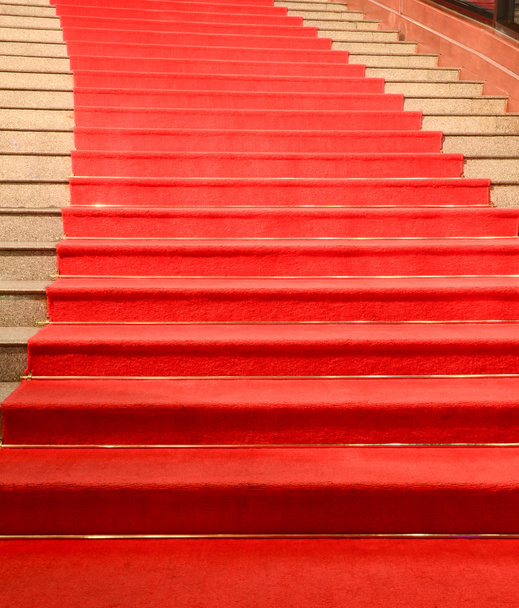 Лестницы покрыты красной ковровой дорожкой
 - Фото, изображение