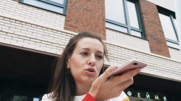Frau sendet Audiobotschaft mit Smartphone - Filmmaterial, Video