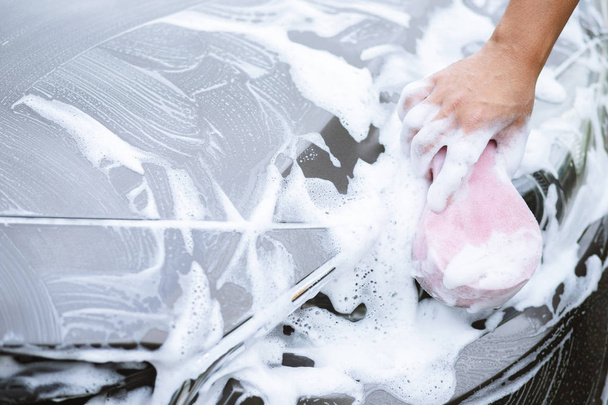 Lavado de coches al aire libre con jabón de espuma activa al aire libre. concepto de lavado de limpieza comercial. Deja espacio para escribir mensajes
. - Foto, Imagen