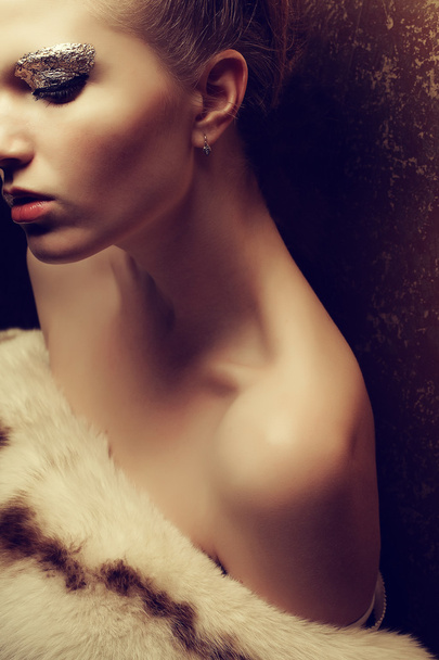 Portrait of a beautiful young woman undressed holding luxurious - Valokuva, kuva
