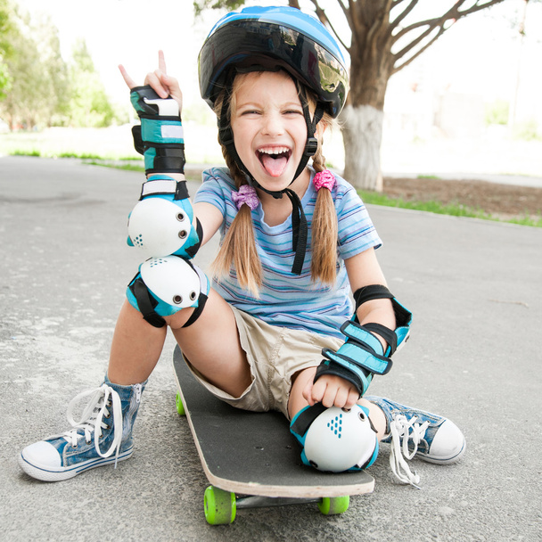 little girl sitting on a skateboard - Foto, Imagem