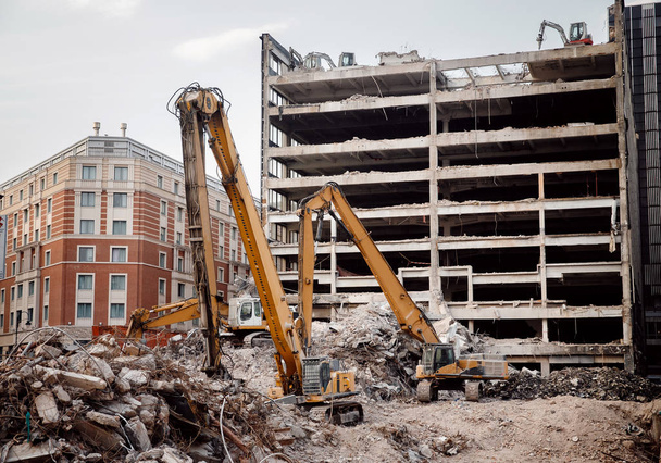 Demontage des zerstörten Betonhausschutts mit Hilfe von Spezialgeräten - Foto, Bild