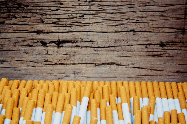 Empilhe cigarros de tabaco com fundo de madeira na cor retro vintage
. - Foto, Imagem