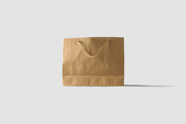 Bruin papieren zak mock up geïsoleerd op licht grijze achtergrond. Realistische foto. 3D rendering. Shopping Bag. - Foto, afbeelding