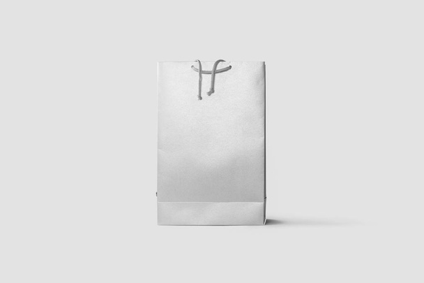 Bílá papírová taška se vysmívá na světle šedém pozadí. Realistická fotka. prostorové vykreslování. Nákupní taška. - Fotografie, Obrázek