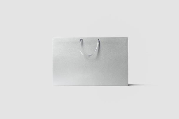 Sacchetto di carta bianca Finto isolato su sfondo grigio chiaro. Realistico photo.3D rendering.Shopping bag
. - Foto, immagini
