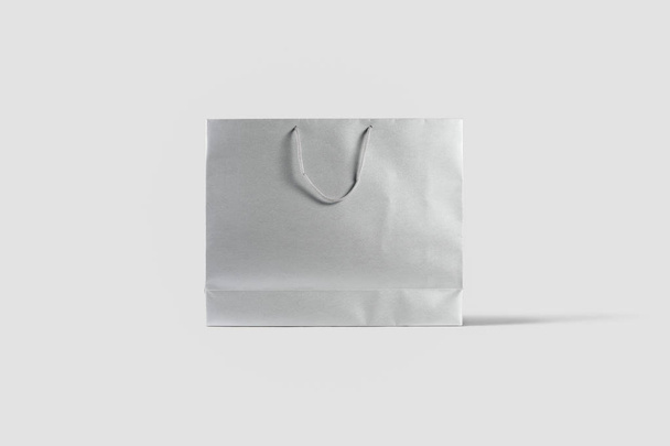 Sacchetto di carta bianca Finto isolato su sfondo grigio chiaro. Realistico photo.3D rendering.Shopping bag
. - Foto, immagini
