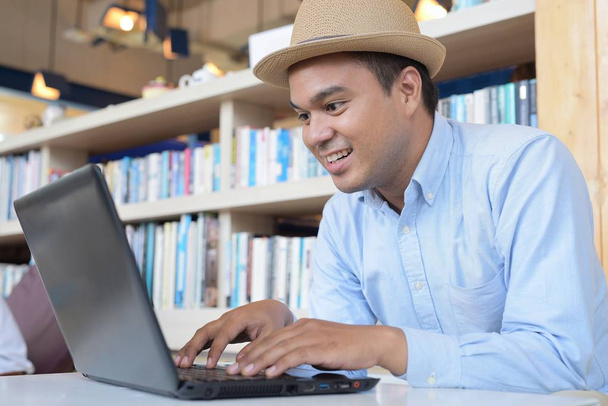 Молодий чоловік Дивіться фокус на екрані комп'ютера Підключіть онлайн бізнес за допомогою ноутбука. або Сидячі роботи в кафе
. - Фото, зображення