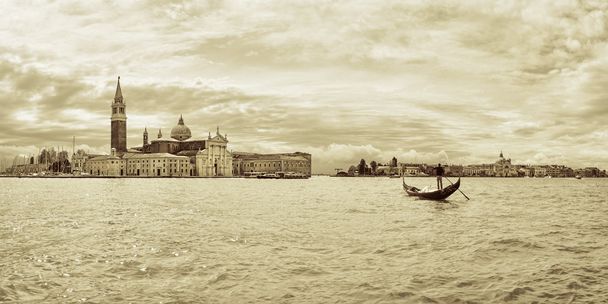 Gondolier near the island of San Giorgio Maggiore, Venice - Valokuva, kuva