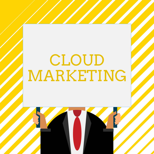 Pismo odręczne pisanie tekstu Cloud Marketing. Pojęcie znaczenie proces organizacji na rynku ich usług staromodny sposób, aby wybrać ludzi na lotnisku trzymać dużą tablicę z dwoma rękami. - Zdjęcie, obraz