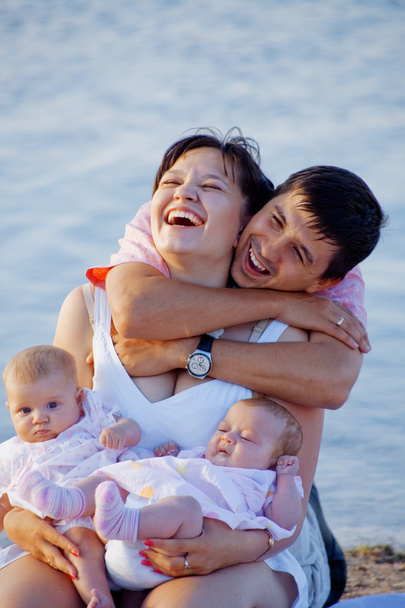 młody szczęśliwą rodzinę - Zdjęcie, obraz