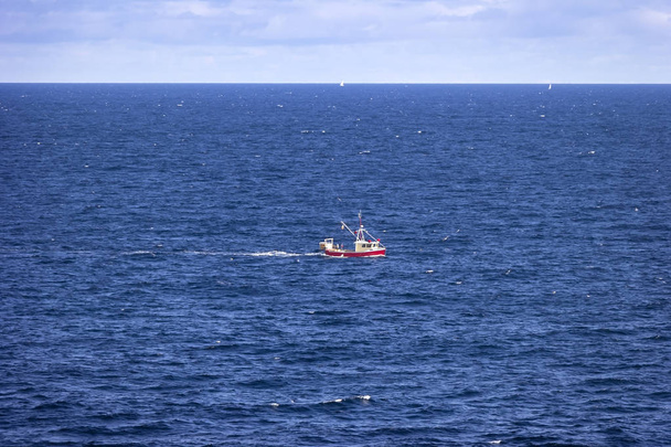 Un petit bateau de pêche roule rude sur l'Atlantique Nord
  - Photo, image