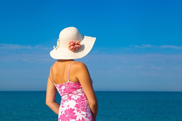 Hermosa chica relajante al aire libre en la playa de verano
 - Foto, Imagen