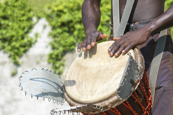 Музыкант играет на барабане
 - Фото, изображение
