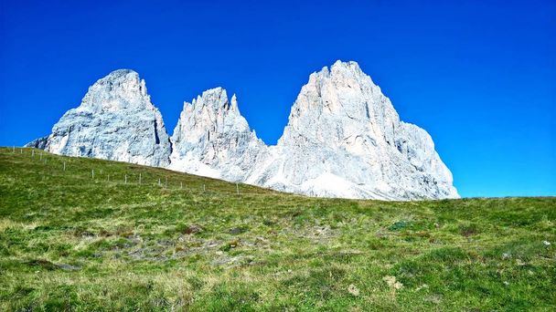 Paesaggio alpino con magiche montagne dolomitiche sullo sfondo, nuvole incredibili e cielo azzurro in Trentino Alto Adige, Italia, Europa
 - Foto, immagini