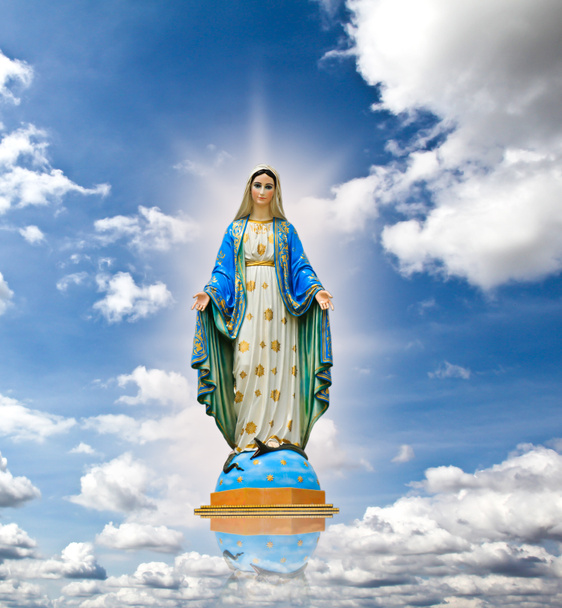 Jungfrau Maria Statue am Himmel Hintergrund. - Foto, Bild