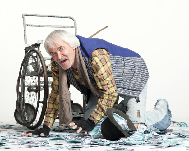 Бездомний чоловік з великою кількістю грошей
 - Фото, зображення