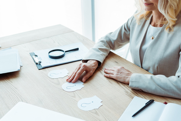 Ausgeschnittene Ansicht eines Personalvermittlers in Papiernähe mit Fragezeichen auf dem Tisch  - Foto, Bild