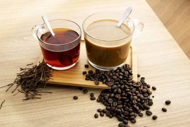 Chá quente e café Com folhas de chá e grãos de café
 - Foto, Imagem