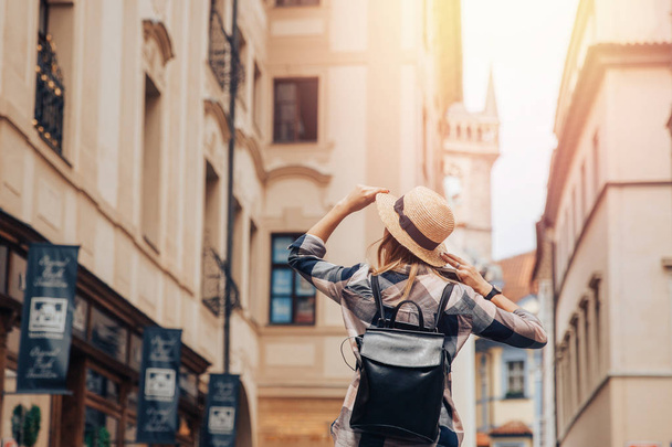 Chica turística caminando por las calles de Europa casas antiguas, la luz del sol. Concepto de viaje estilo de vida
 - Foto, Imagen