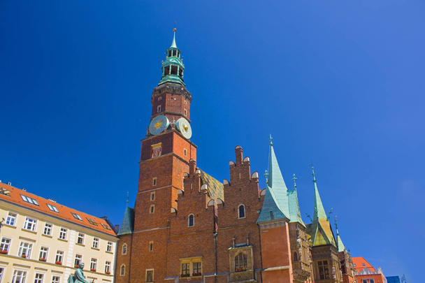Wroclaw, ポーランド - 2019年6月18日: ヴロツワフの市場広場の旧市庁舎 - 写真・画像