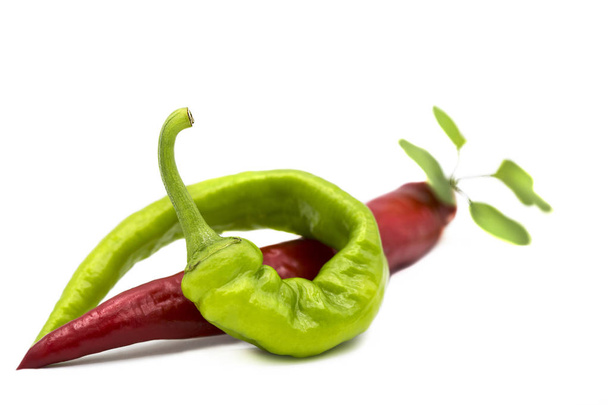 verse rijpe groene en rode hete chili pepers geïsoleerd op witte achtergrond - Foto, afbeelding