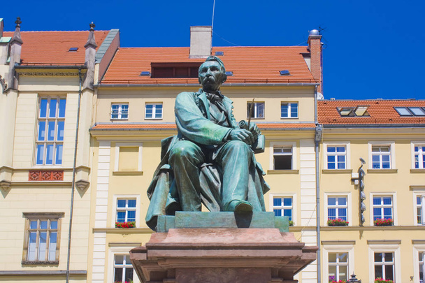 Wroclaw, Lengyelország - 2019. június 18.: Aleksander Fredro lengyel költő, drámaíró és komédiaíró régi szobra a Wroclaw Városháza előtti Piac téren - Fotó, kép