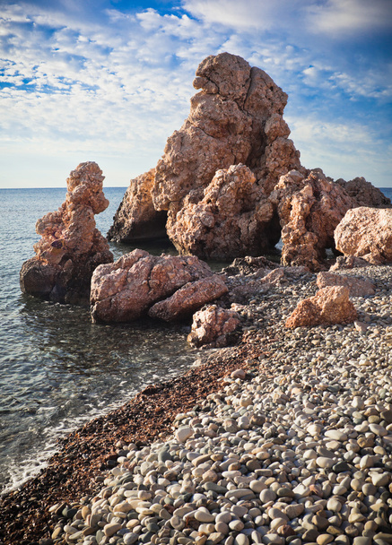 Nizza Spiaggia di ghiaia e Sea Rock a Cipro
 - Foto, immagini
