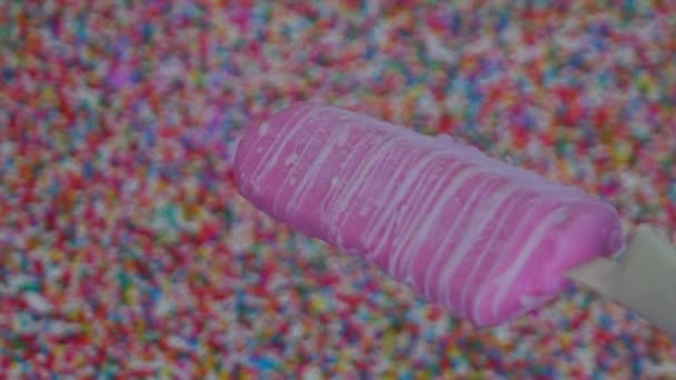 Sprinkles wybuch do lodów powolny ruch - Materiał filmowy, wideo
