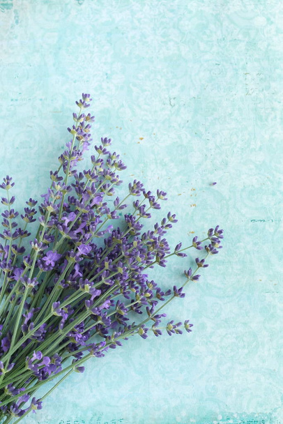 Draufsicht auf schöne Lavendelblüten auf blauem Hintergrund - Foto, Bild