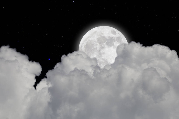 Luna llena con fondo estrellado y nubes. Noche oscura
.  - Foto, imagen
