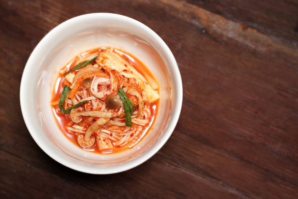 Kořeněné houby kimči v misce na dřevěné pozadí kopie koncepce potraviny - Fotografie, Obrázek