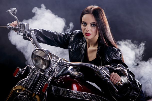 バイクの若い女性 - 写真・画像