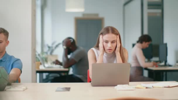 Zakenvrouw krijgt slecht nieuws over laptop in kantoor. Freelance vrouw werken - Video