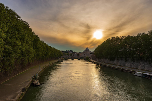Roma İtalya - Tiber Nehri ve Aziz Petrus Bazilikası  - Fotoğraf, Görsel