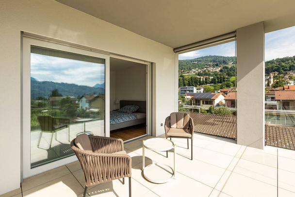 Balkon mit Gartenmöbeln in Luxus-Haus - Foto, Bild