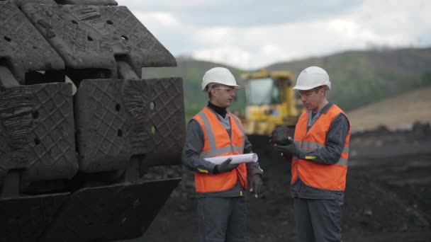 szénbányászati munkás nyitott gödör - Felvétel, videó