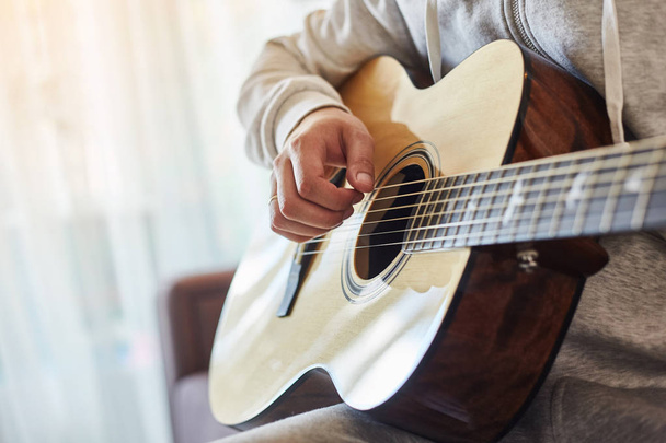 Tiro cortado de homem praticando em tocar guitarra acústica - Foto, Imagem
