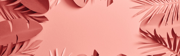 Κορυφαία θέα του εξωτικά χαρτί κομμένα φύλλα παλάμης σε ροζ φόντο με χώρο αντιγραφής, πανοραμική βολή - Φωτογραφία, εικόνα