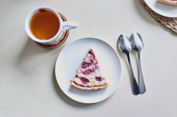 a slice of strawberry pie and a cup of tea - Foto, afbeelding