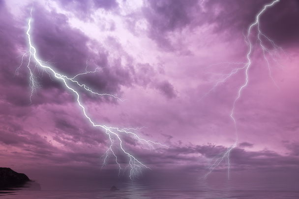 Вспышка молнии над океаном
 - Фото, изображение