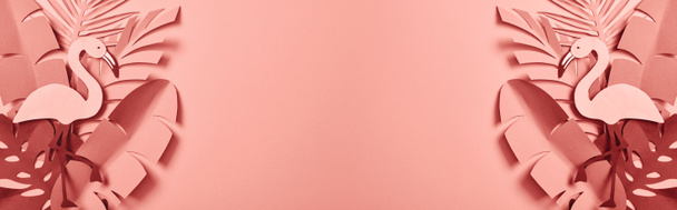 Draufsicht auf papiergeschnittene Palmblätter auf rosa Hintergrund, Panoramaaufnahme - Foto, Bild