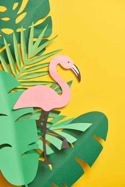 vista superior do papel cortar folhas de palma verde e flamingo rosa bonito no fundo amarelo
 - Foto, Imagem