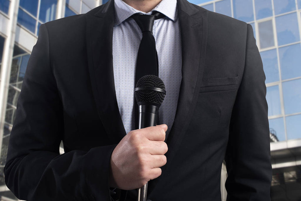 Eleganter Geschäftsmann spricht mit Mikrofon - Foto, Bild